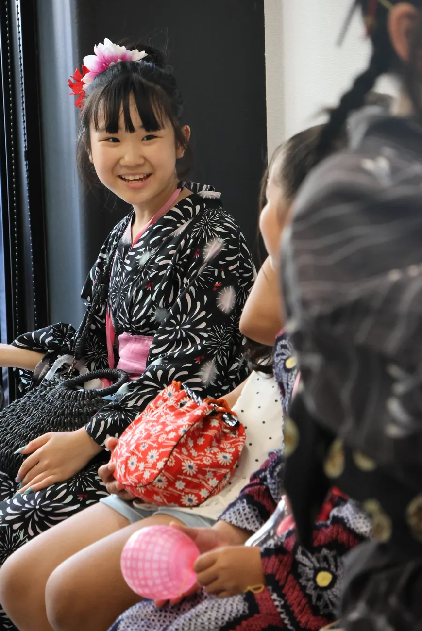 浴衣姿で笑顔を見せる子ども