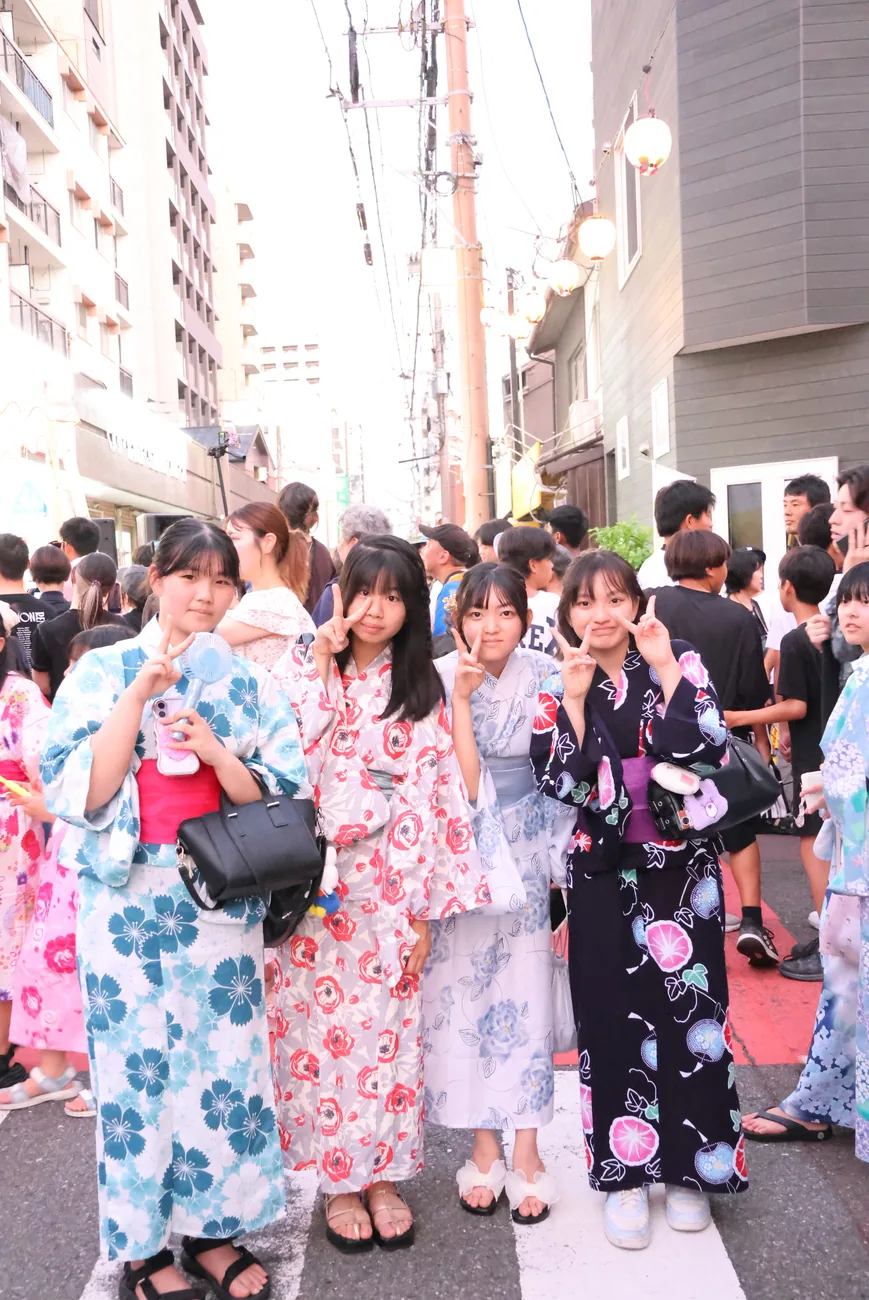 浴衣姿で夏まつりを楽しむ若者たち