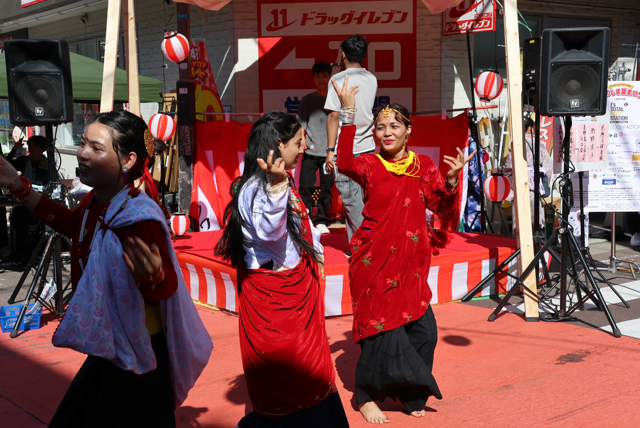 ステージで民族舞踊を披露する出演者