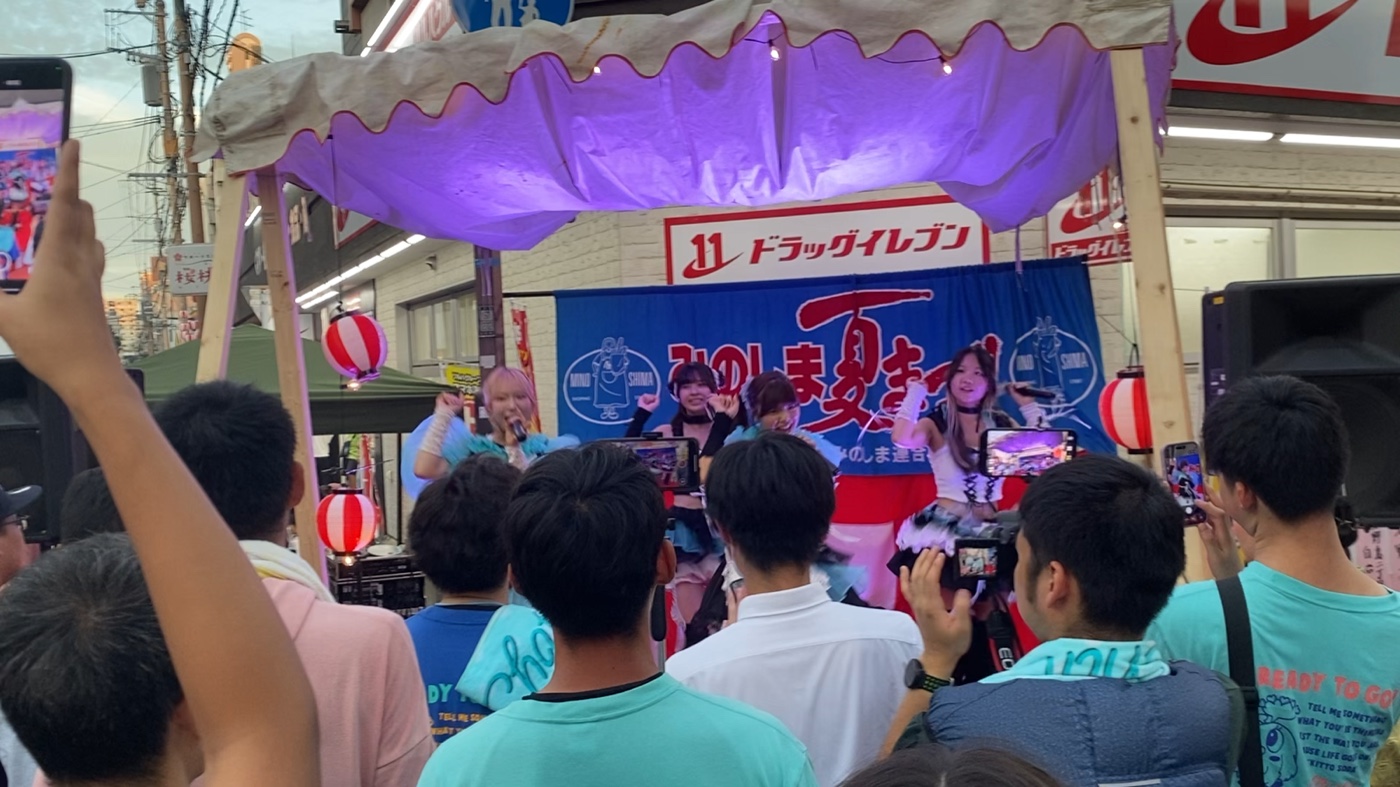 夏まつりのステージで歌い踊るChit Chatの皆さん