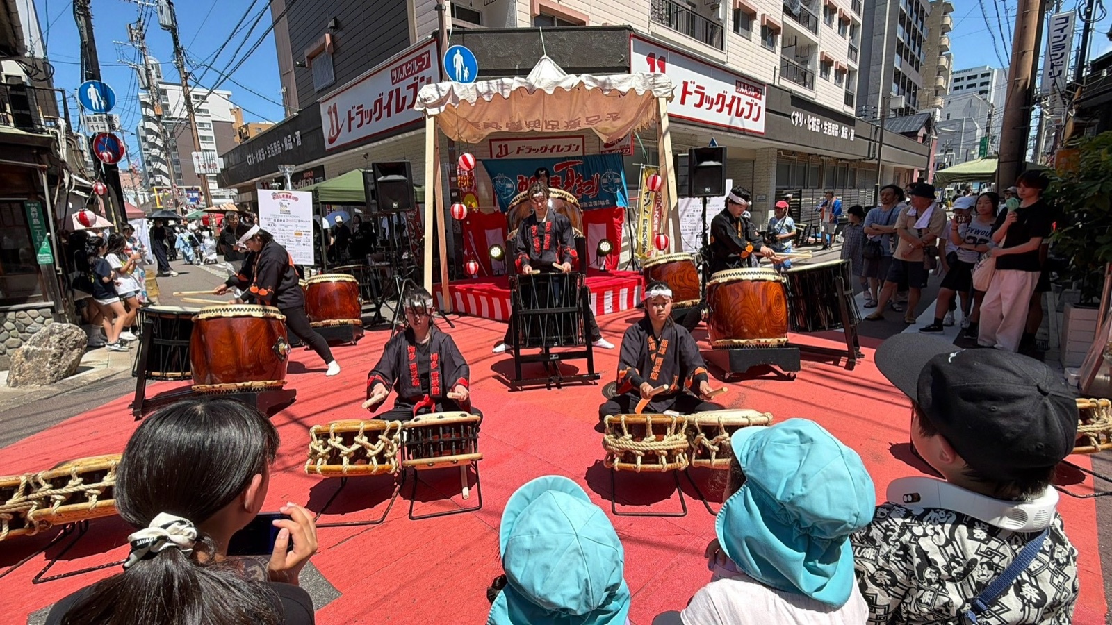 第36回みのしま夏まつりのオープニングで和太鼓を演奏する響学館の皆さん