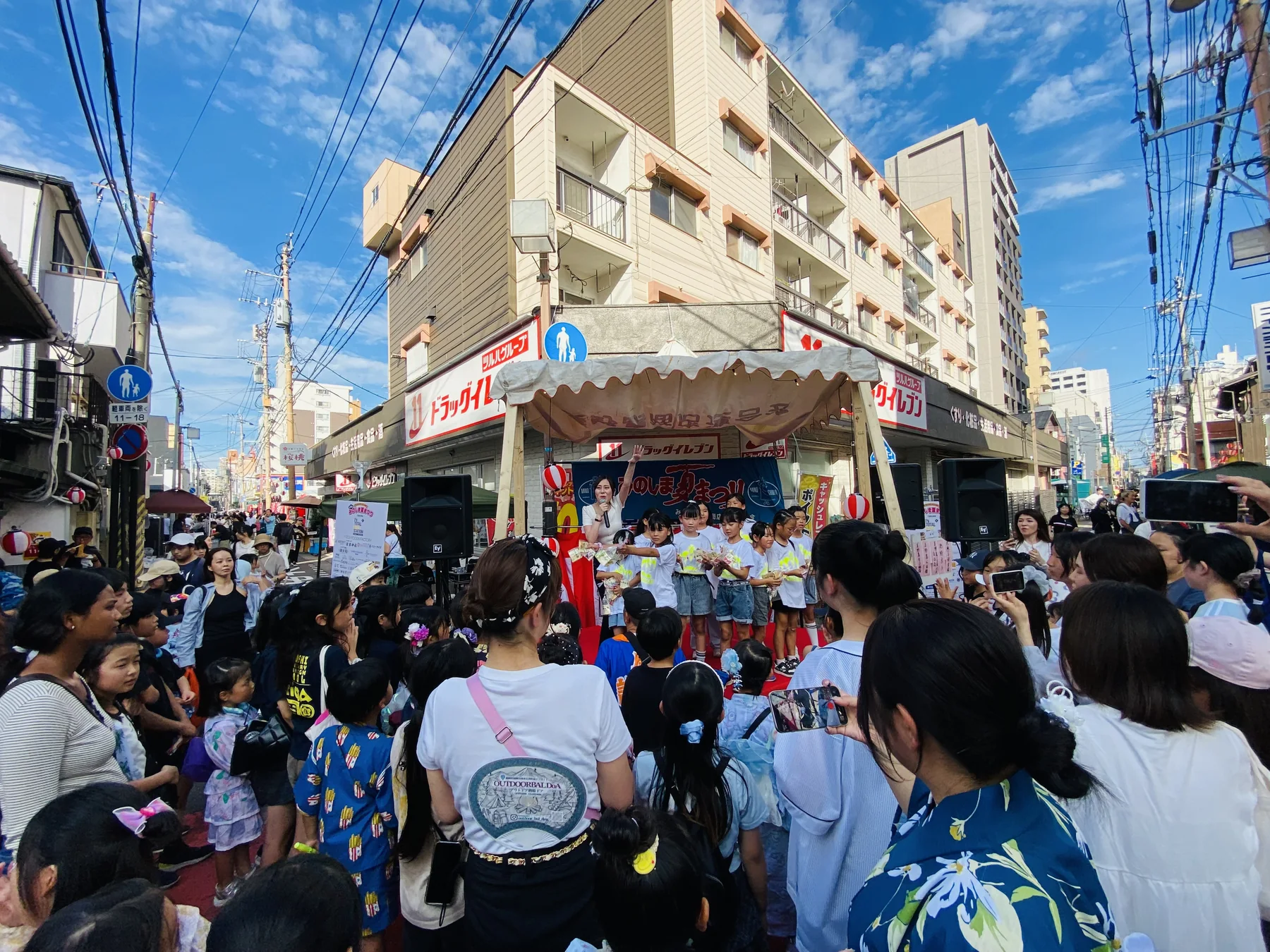 みのしま夏まつりでステージを囲む地域の人々